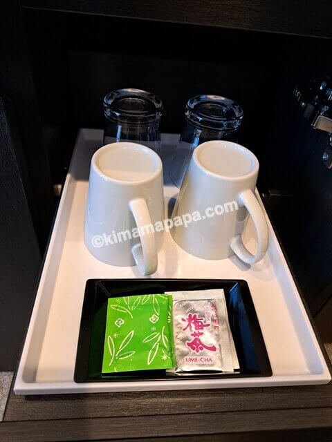 石川県金沢市のダイワロイネットホテル金沢駅西口、スーペリアダブルルームのカップとグラス