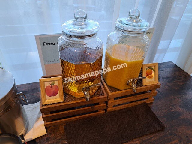 石川県金沢市のダイワロイネットホテル金沢駅西口、ウェルカムドリンクのりんごとオレンジジュース
