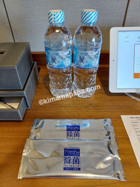 石川県金沢市のホテルフォルツァ金沢、リフレッシュダブルルームのお水と除菌シート