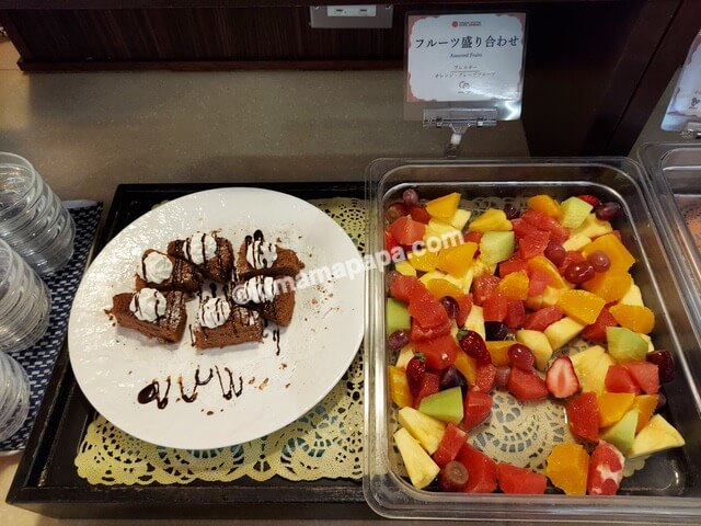 石川県金沢市のホテル山楽、朝食バイキングのケーキとフルーツ盛り合わせ
