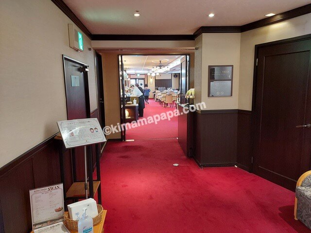 石川県金沢市のホテル山楽、朝食バイキング会場の入口