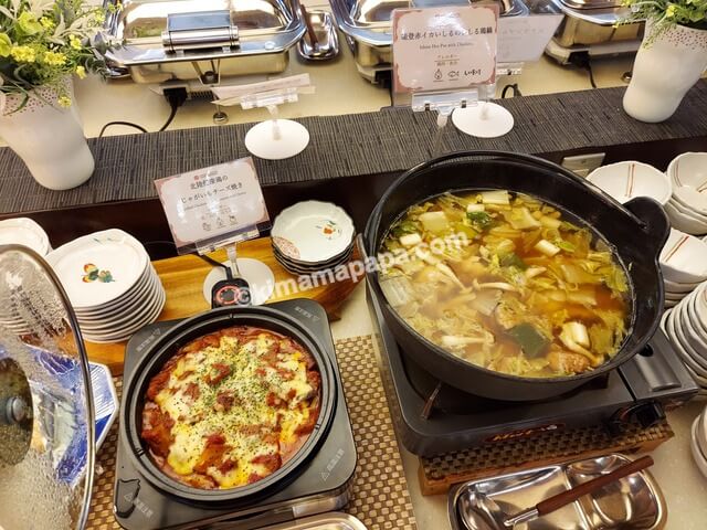 石川県金沢市のホテル山楽、朝食バイキングの北陸健康鶏のじゃがいもチーズ焼きと能登赤イカいしる鶏鍋