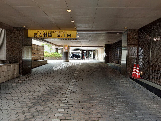 石川県金沢市、ホテル山楽の正面入口アプローチ