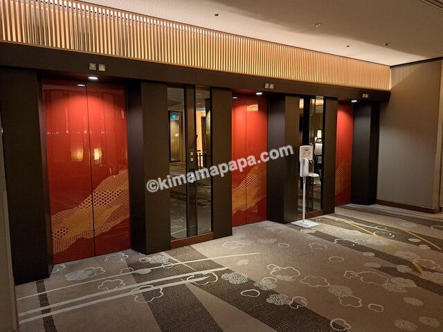 石川県金沢市の金沢東急ホテル、ロビーから客室に上がるエレベーター