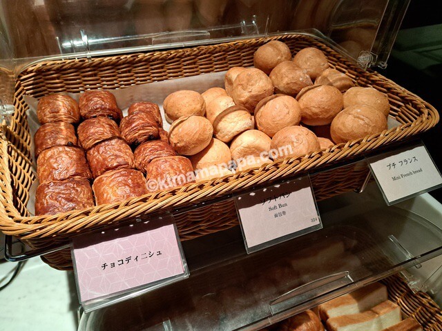 石川県金沢市の金沢東急ホテル、朝食のチョコデニッシュとソフトパンとプチフランス