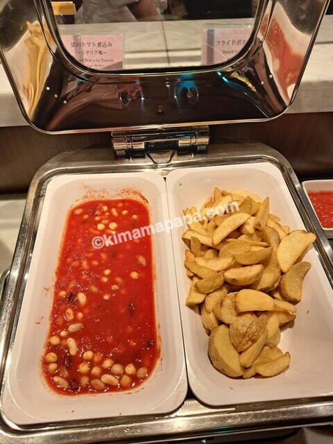 石川県金沢市の金沢東急ホテル、朝食の豆のトマト煮込みとフライドポテト