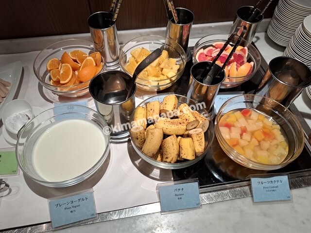 石川県金沢市の金沢東急ホテル、朝食のフルーツとヨーグルト
