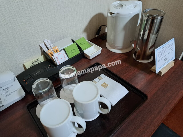 石川県金沢市の金沢東急ホテル、スタンダードツインルームのグラスとコップ