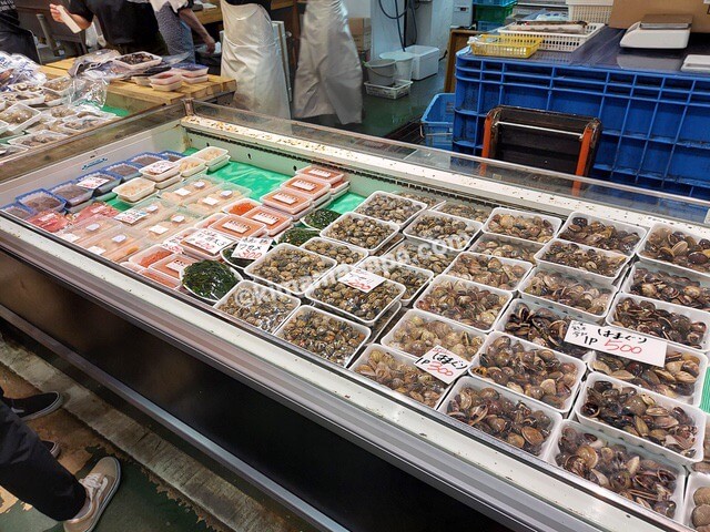 石川県金沢市の金沢港いきいき魚市、上島商店の貝