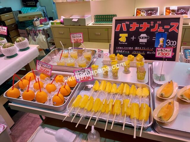 石川県金沢市の近江町いちば、フルーツ坂野の果物ジュース