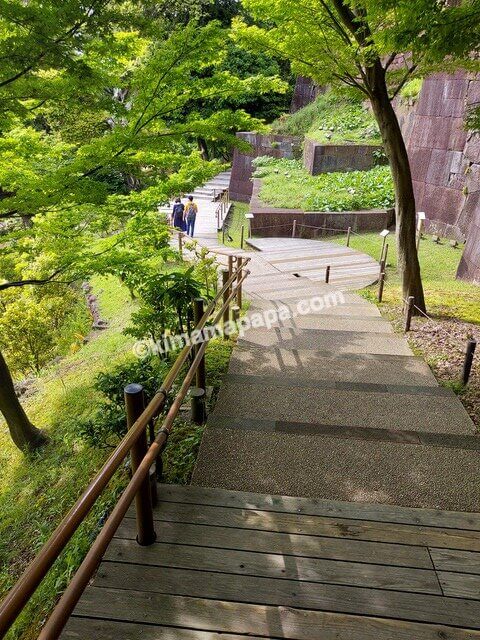 石川県金沢市、金沢城公園の玉泉院丸庭園への階段