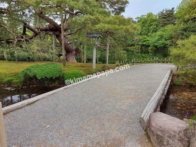 石川県金沢市、兼六園の徽軫灯籠付近の橋