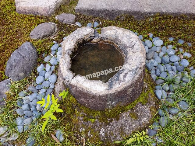 石川県金沢市、兼六園の竹根石手水鉢