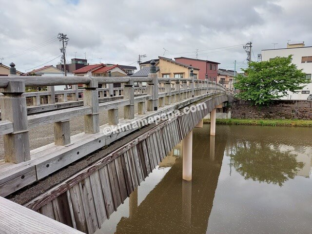 石川県金沢市、主計町茶屋街の中の橋