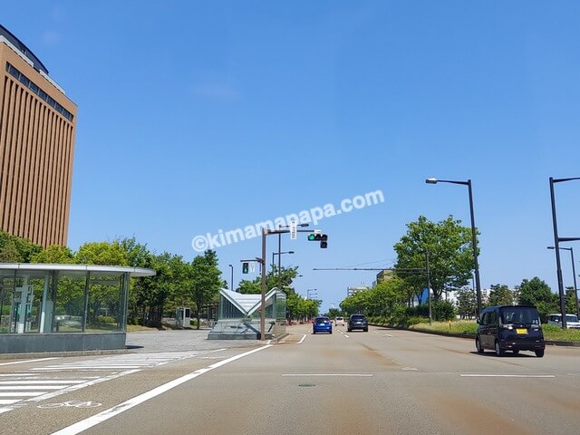 金沢市内の県道60号線、県庁・中央病院前交差点付近