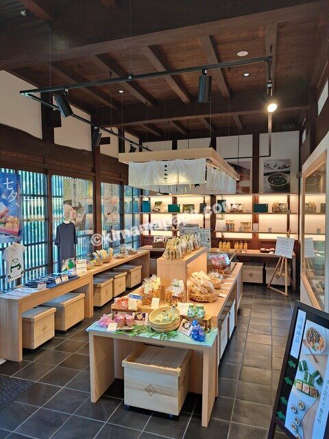石川県金沢市、芝寿しのさとのショップ店内