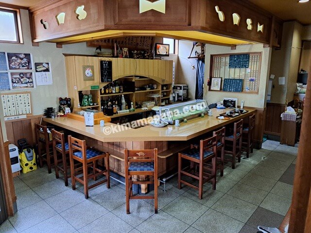 石川県小松市、かっぱ寿司のカウンター席