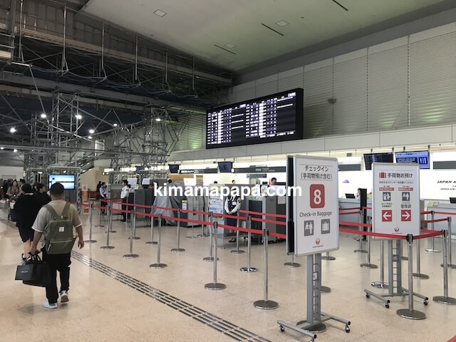 伊丹空港、北ターミナルのJALチェックインカウンター