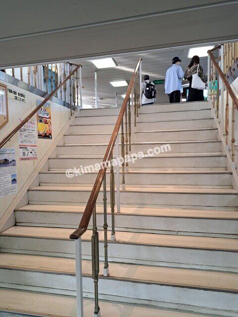 久里浜港→金谷港の東京湾フェリー、1階から2階への階段