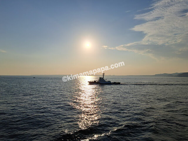 久里浜港→金谷港の東京湾フェリー、タグボートと夕日