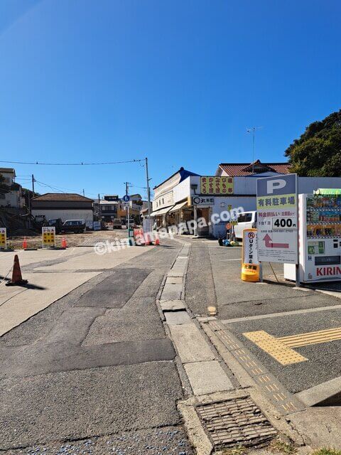 神奈川県三浦市、城ヶ島バス停から南に下る道路