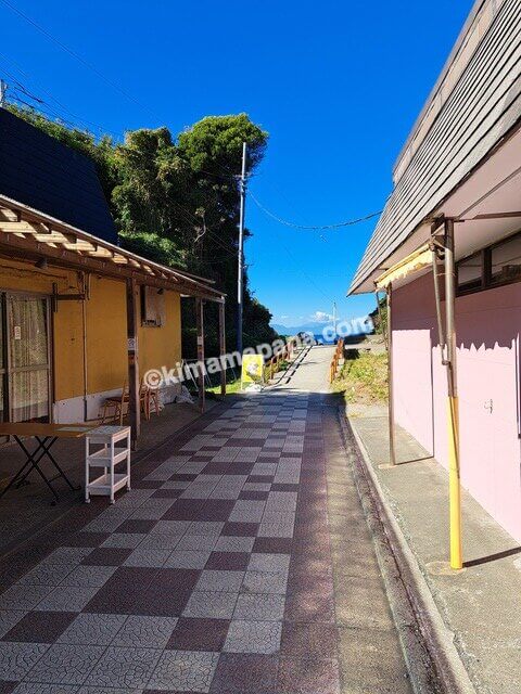 神奈川県三浦市、城ヶ島の海岸に通じる歩道