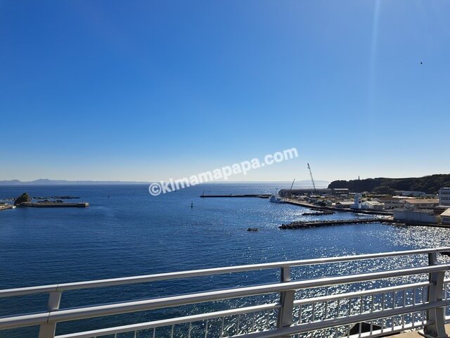 神奈川県三浦市、城ヶ島大橋から見える太平洋