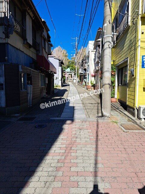 神奈川県三浦市、三崎港バス停から海南神社へ続く参道