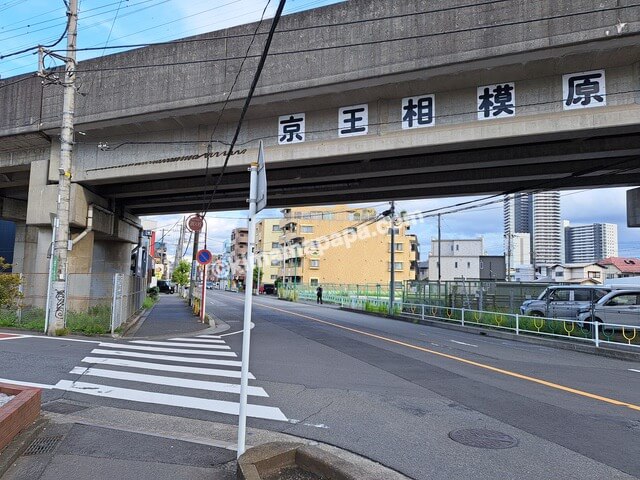 神奈川県相模原市、京王相模原線付近の道路
