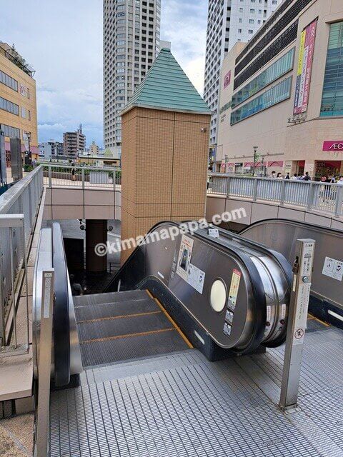 神奈川県相模原市、JR橋本駅北口から1階に下りるエスカレーター