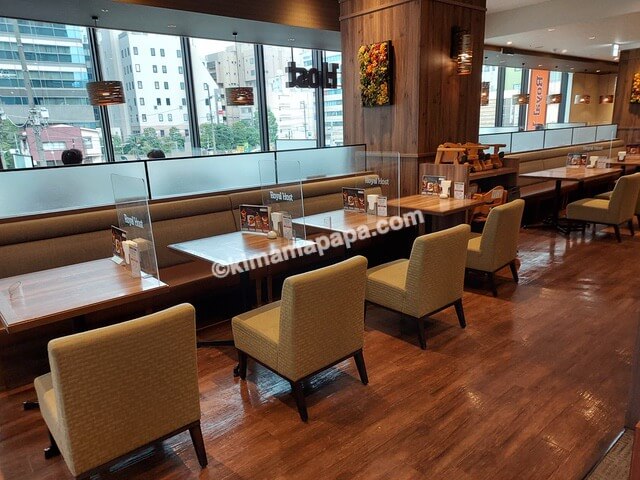 神奈川県横浜市のリッチモンドホテル、ロイヤルホストのテーブル席
