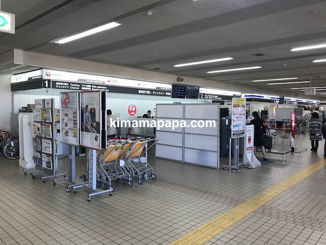 小松空港、JALチェックインカウンター