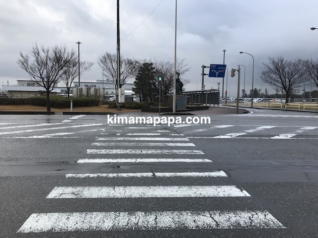 小松空港、国際線用駐車場からターミナルへの道