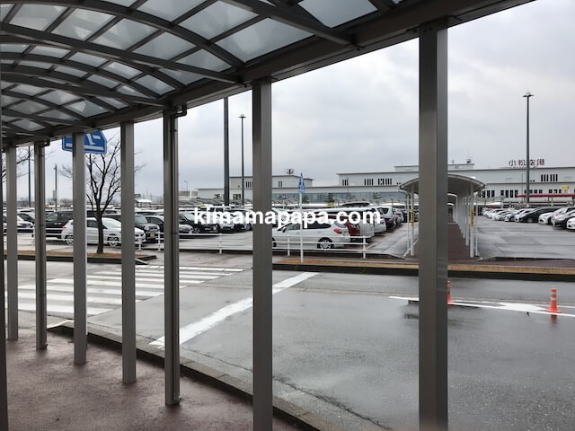 小松空港、国際線用駐車場からターミナルへの道
