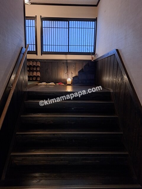 熊本県阿蘇市、あそ兵衛の客室へ上がる階段