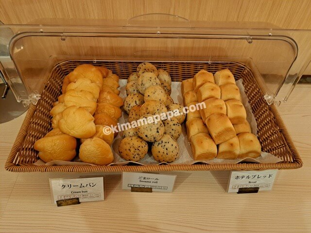熊本県熊本市のレフ熊本、朝食のクリームパン、ごまロール、ホテルブレッド