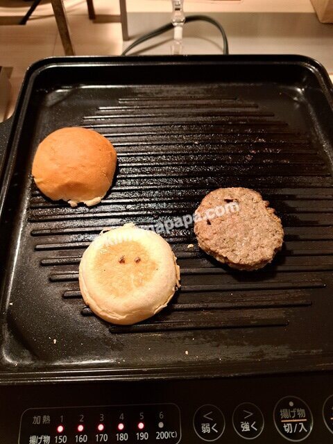 熊本県熊本市のレフ熊本、朝食のハンバーガー調理
