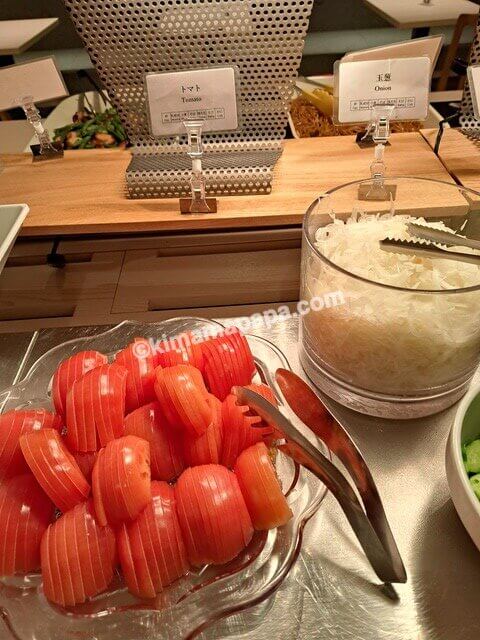 熊本県熊本市のレフ熊本、朝食のトマトと玉ねぎ