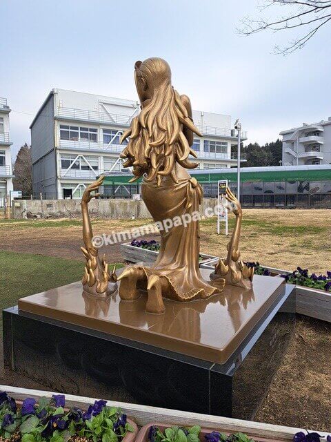 熊本県南阿蘇村の旧東海大学阿蘇キャンパス、ニコ・ロビン像