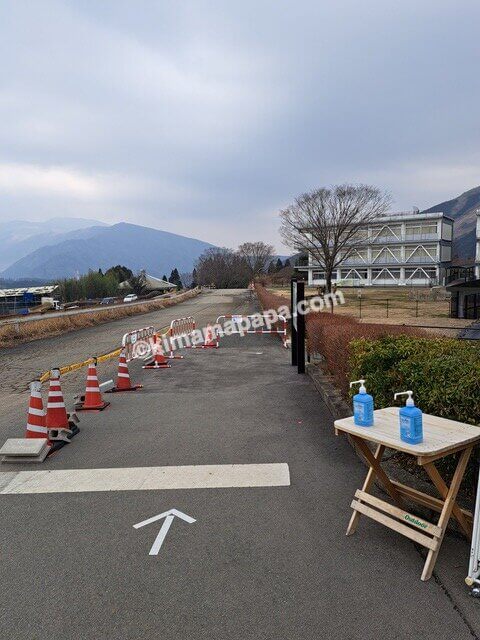 熊本県南阿蘇村の旧東海大学阿蘇キャンパス、ニコ・ロビン像への小道