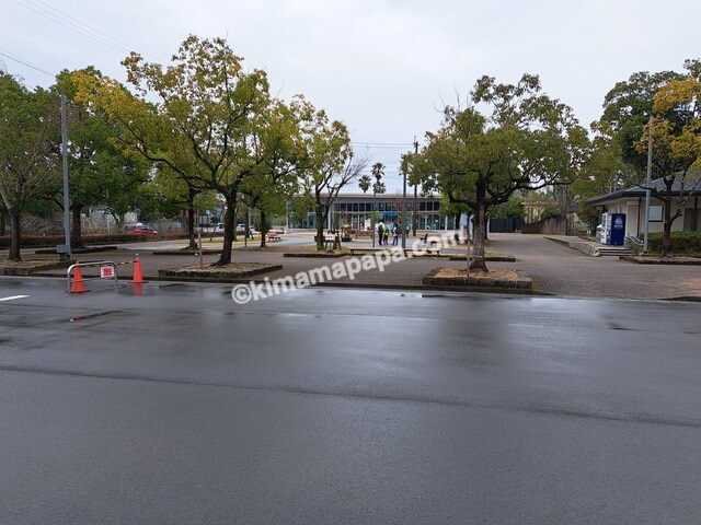 熊本県熊本市の動植物園、駐車場からチョッパー像への道