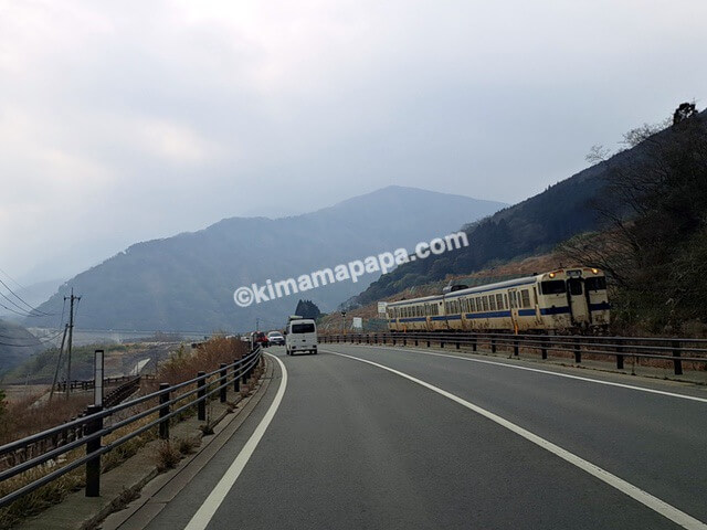 熊本県南阿蘇村、国道57号線から見える豊肥本線の汽車