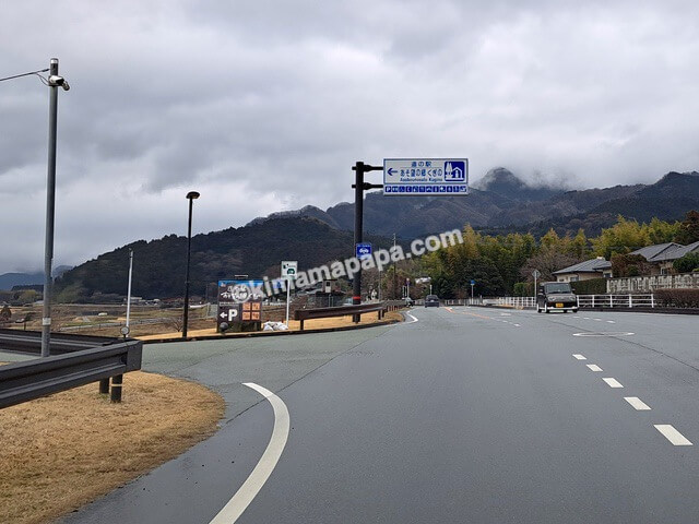 熊本県南阿蘇村の県道28号線、道の駅あそ望の郷くぎのへの入口