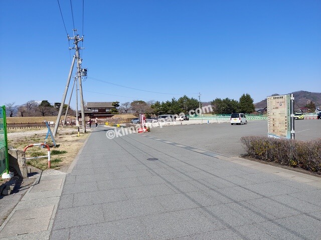 長野県長野市、駐車場から松代城跡に向かう道