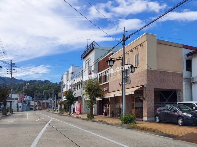 長野県飯山市の県道97号線、パティスリーヒラノ付近