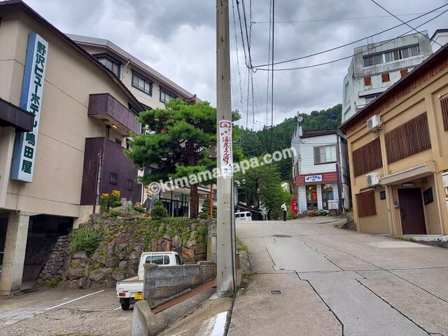 長野県野沢温泉村、温泉街の道路