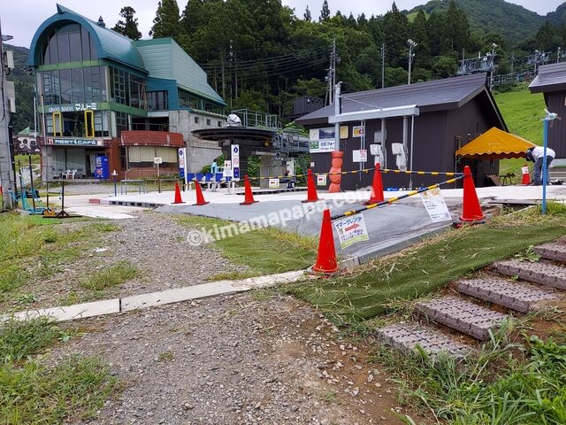 長野県の野沢温泉スポーツ公園、日影ゲレンデのリフト