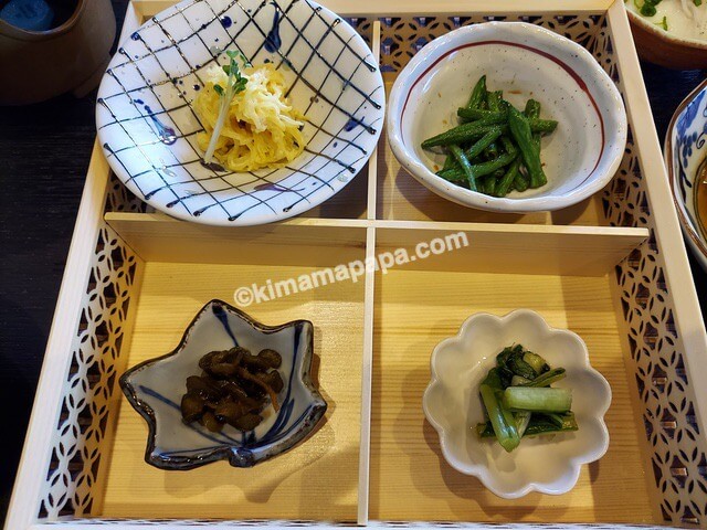 長野県野沢温泉村の畔上館、朝食の小鉢