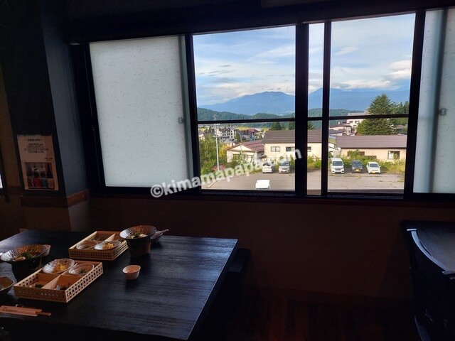 長野県野沢温泉村の畔上館、朝食会場からの景色