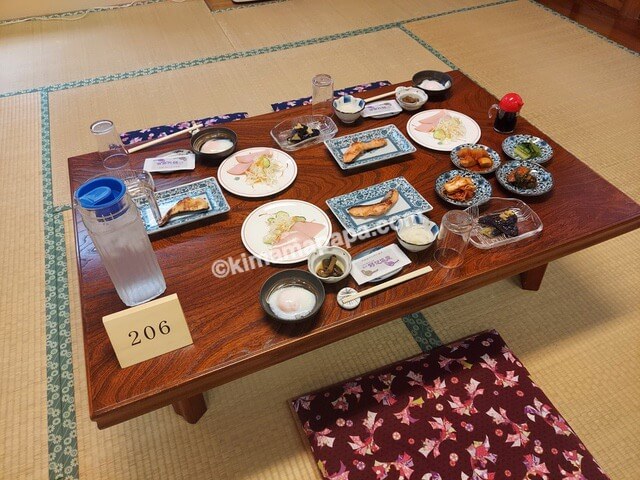 長野県野沢温泉村のふぶき、朝食のテーブル